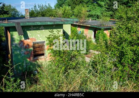 Verlassene Fläche des ehemaligen Militärstützpunktes der italienischen Luftwaffe auf dem Gipfel des Monte Calvarina, Roncà (Verona) Italien Stockfoto