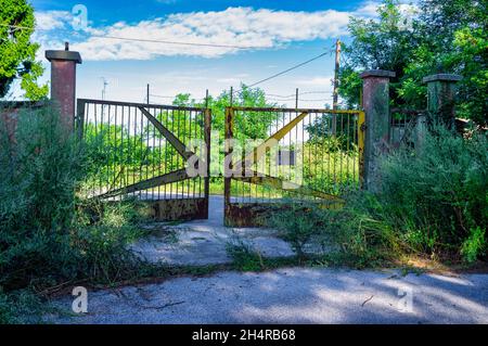 Eingang zum verlassenen Gebiet des ehemaligen Militärstützpunktes der Luftwaffe auf dem Gipfel des Monte Calvarina, Roncà (Verona) Italien Stockfoto