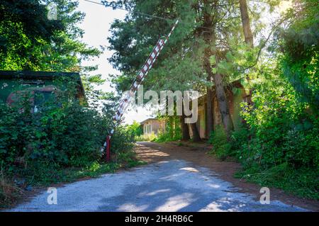 Eingang zum verlassenen Gebiet des ehemaligen Militärstützpunktes der Luftwaffe auf dem Gipfel des Monte Calvarina, Roncà (Verona) Italien Stockfoto