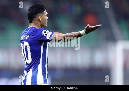 Francisco Evanilson vom FC Porto ist während des UEFA Champions League-Spiels der Gruppe B zwischen dem AC Mailand und dem FC Porto mit Gesten beschäftigt. Stockfoto