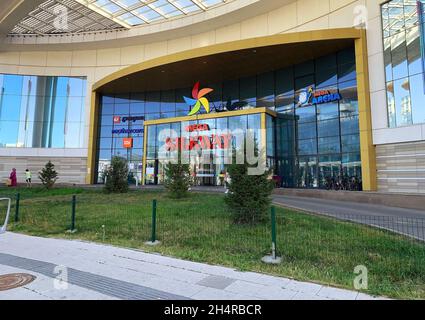 Nur-Sultan - Kasachstan - 5. September 2021: Nur-Sultan größtes Einkaufszentrum. MegaSilkWay Einkaufszentrum außen mit Glasleih. Mega Silk Way Stockfoto