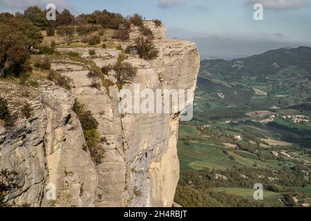 Die große Klippe des Pietra di Bismantova (Stein von Bismantova), Provinz Reggio Emilia, Emilia und Romagna, Italien. Stockfoto