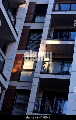 Ein sonnendurchflutete Fenster in einem modernen monochromen Apartmentblock Stockfoto