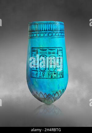 Alte ägyptische Vase mit Namen Ramesses II, 1279-01213 v. Chr., 19. Dynastie, glasierte Terrakotta. Louvre Museum E1094. Dies kann eine Tempelvase gewesen sein, die verwendet wurde Stockfoto