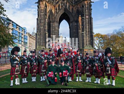 Princes Street Gardens East, Edinburgh, Schottland, Großbritannien. November 2021. Unterstützung für den Verkauf und das Tragen von Mohn für Poppy Scotland. Im Bild: Im Garten der Erinnerung im Zentrum der schottischen Hauptstadt, dem 2. Bataillon, dem Royal Regiment of Scotland (2 SCHOTTEN) Pipes and Drums, das Anfang 2021 vom operativen Einsatz von Op Toral in Afghanistan zurückkehrte. Quelle: Arch White/Alamy Live News. Stockfoto