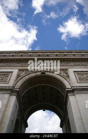 Der Triumphbogen in Paris, Frankreich, von einer niedrigen Position aus gesehen Stockfoto