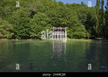 Aserbaidschan Gabala. Grünen Wald am See in der Reflexion im Wasser Schönheit in der Natur. Saubere, grüne Bäume Reflexion über den Bergsee Oberfläche Stockfoto