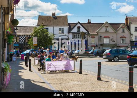 Knaresborough, Blick im Sommer auf Menschen, die an Cafeterien am Market Place in der malerischen Stadt North Yorkshire in Knaresborough, England, Großbritannien, sitzen Stockfoto