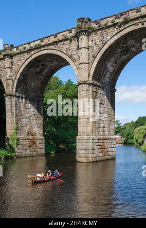 Yorkshire River Nidd, Blick im Sommer auf die Menschen, die in Richtung des Viadukts rudern, der den Fluss Nidd in der malerischen Stadt Knaresborough in North Yorkshire überspannt Stockfoto