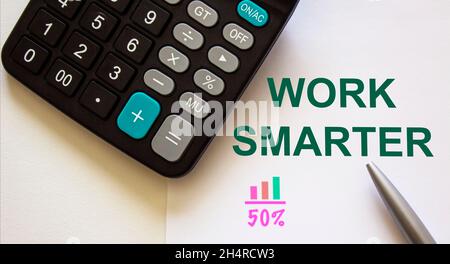 Arbeiten Sie mit Stift, Rechner und Diagramm intelligenteren Text auf weißem Blatt Stockfoto
