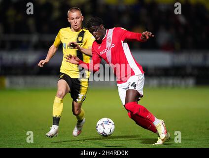 Aktenfoto vom 15-10-2021 von Morecambe's Arthur Gnahoua (rechts). Der Stürmer von Morecambe, Arthur Gnahoua, wird für das FA Cup-Spiel zu Hause in Newport wahrscheinlich nicht riskiert, da er sich nach einer Knieverletzung weiter erholt. Ausgabedatum: Donnerstag, 4. November 2021. Stockfoto