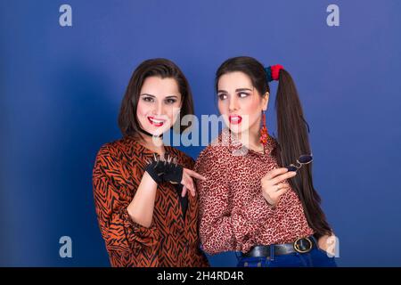 Porträt von zwei fröhlichen jungen Frauen im Stil der 90er Jahre. Stockfoto