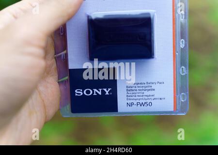 Volzhsky, Russland, 25. September 2021: Akku und Verpackung des Sony NP-FW50. Selektiver Fokus Stockfoto