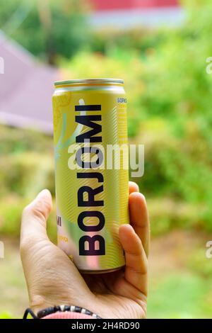 Volzhsky, Russland-25. September 2021: Borjomi in einer Blechdose mit selektivem Fokus auf Zitrus und Ingwer. Borjomi kohlensäurehaltiges Erfrischungsgetränk, Mineralwasser Stockfoto