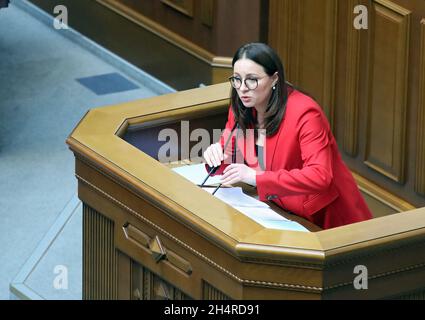 KIEW, UKRAINE - 4. NOVEMBER 2021 - Yuliia Swyrydenko hält eine Rede als Kandidatin für das Amt des ersten stellvertretenden Ministerpräsidenten - Ministers Stockfoto