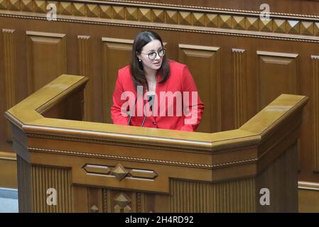 KIEW, UKRAINE - 4. NOVEMBER 2021 - Yuliia Swyrydenko hält eine Rede als Kandidatin für das Amt des ersten stellvertretenden Ministerpräsidenten - Ministers Stockfoto