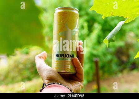 Volzhsky, Russland-25. September 2021: Borjomi in einer Blechdose mit selektivem Fokus auf Zitrus und Ingwer. Borjomi kohlensäurehaltiges Erfrischungsgetränk, Mineralwasser Stockfoto