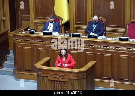 KIEW, UKRAINE - 4. NOVEMBER 2021 - Yuliia Swyrydenko hält eine Rede als Kandidatin für das Amt des ersten stellvertretenden Ministerpräsidenten - Ministers Stockfoto