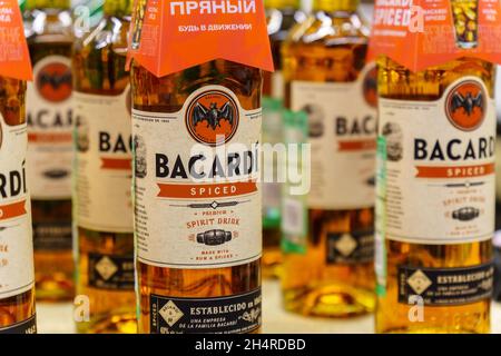 Volzhsky, Russland-21. September 2021: Rum-Flaschen Bacardi gewürzt im Geschäft Stockfoto