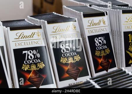 Volzhsky, Russland-21. September 2021: Lindt Schweizer Schokoladenkonfekt-Unternehmen. Selektiver Fokus Stockfoto