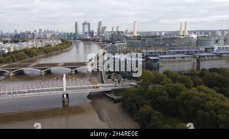 Entwicklung des Battersea-Kraftwerks und Brücken 2021 Luftdrohne Stockfoto
