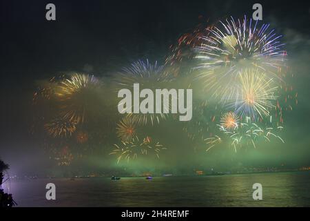 Feuerwerk Nacht Feuerwerk Ausstellung beleuchtete Bewegung explodierende Veranstaltung Wasser Kunst Kultur und Unterhaltung Langzeitbelichtung Himmel Waterfront glowi Stockfoto