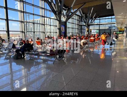 Nur-Sultan - KASACHSTAN - 5. September 2021: Internationaler Flughafen Astana Nursultan Nazarbayev, TSE in nur Sultan. Abflughalle des Flughafens Stockfoto