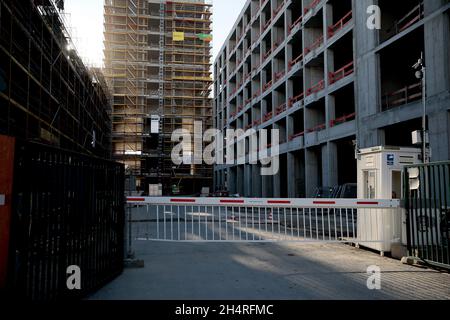 Berlin, Deutschland. Oktober 2021. Gerüstbauten auf der Baustelle des Heidestraßenviertels. Quelle: Carsten Koall/dpa/Alamy Live News Stockfoto