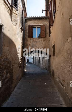 Koper, Slowenien - 12. Juli 2021: Enge Gassen zwischen Mietshäusern in der Altstadt. Alte Gebäude in einer Hafenstadt an der Adria. Stockfoto