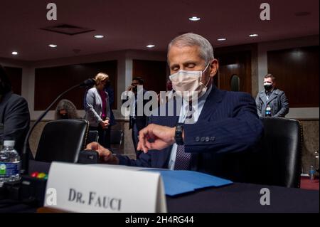 Anthony Fauci, MD, Direktor, National Institute of Allergy and Infectious Diseases, National Institutes of Health kommt für einen Senatsausschuss für Gesundheit, Bildung, Arbeit, Und Pensions Hearing, um den Weg für die COVID-19-Reaktion zu prüfen, wobei der Schwerpunkt auf den nächsten Schritten liegt, im Dirksen Senate Office Building in Washington, DC, Donnerstag, 4. November 2021. Kredit: Rod Lamkey/CNP /MediaPunch Stockfoto