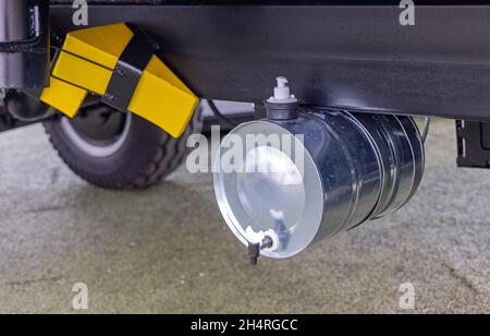 Wasserbehälter und Unterlegkeil unter Anhänger Stockfoto