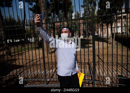 Teheran, Iran. November 2021. Ein Mann macht Selfie vor der ehemaligen US-Botschaft zum Gedenken an den Jahrestag der Festnahme 1979 in Teheran, Iran, Donnerstag, den 4. November 2021. Die Übernahme der Botschaft löste eine 444-tägige Geiselkrise und einen Bruch der diplomatischen Beziehungen aus, die bis heute andauert. (Foto: Sobhan Farajvan/Pacific Press/Sipa USA) Quelle: SIPA USA/Alamy Live News Stockfoto