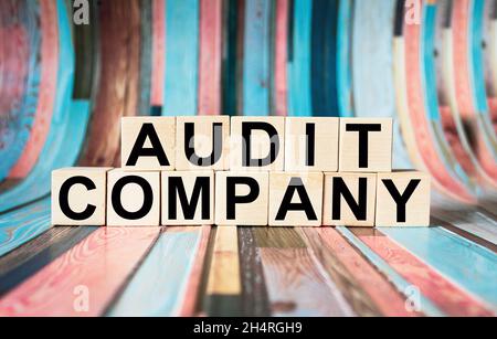 Word-Audit-Firma mit auf farbigem Hintergrund isolierten Bausteinen Stockfoto