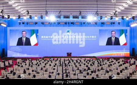 Shanghai. November 2021. Italiens Premierminister Mario Draghi spricht per Video bei der Eröffnungszeremonie der vierten China International Import Expo, die am 4. November 2021 im ostchinesischen Shanghai stattfand. Quelle: Jin Liwang/Xinhua/Alamy Live News Stockfoto