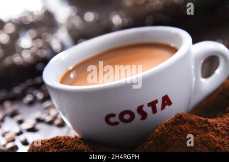 POZNAN, POL - 19. AUG 2021: Cup of Costa Coffee, eine Marke des britischen multinationalen Kaffeehausunternehmens mit Sitz in Dunstable, Bedfordshire; Zweiter Stockfoto