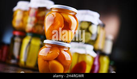 Gläser mit verschiedenen marinierten Gemüse und Früchten. Konservierte Lebensmittel Stockfoto