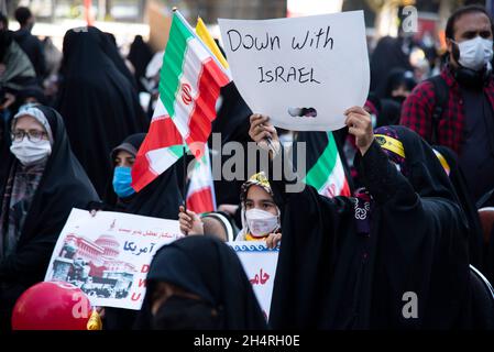 Teheran, Iran. November 2021. Ein Demonstrator hält bei einer Kundgebung vor der ehemaligen US-Botschaft einen handgeschriebenen Anti-israeli-Anfall, der am Donnerstag, den 4. November 2021, in Teheran, Iran, an den Jahrestag seiner Beschlagnahme im Jahr 1979 erinnert. Die Übernahme der Botschaft löste eine 444-tägige Geiselkrise und einen Bruch der diplomatischen Beziehungen aus, die bis heute andauert. (Foto: Sobhan Farajvan/Pacific Press/Sipa USA) Quelle: SIPA USA/Alamy Live News Stockfoto