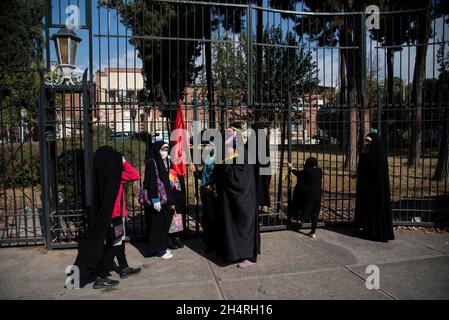 Teheran, Iran. November 2021. Demonstranten halten sich am Donnerstag, den 4. November 2021, vor der ehemaligen US-Botschaft auf, um an den Jahrestag ihrer Festnahme 1979 in Teheran, Iran, zu erinnern. Die Übernahme der Botschaft löste eine 444-tägige Geiselkrise und einen Bruch der diplomatischen Beziehungen aus, die bis heute andauert. (Foto: Sobhan Farajvan/Pacific Press/Sipa USA) Quelle: SIPA USA/Alamy Live News Stockfoto