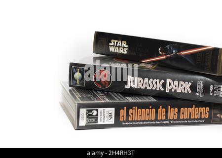 HUELVA, SPANIEN - 11. Oktober 2021: Drei VHS-Filmkassetten - Sternenkriege, das Schweigen der Lämmer und Jurassic Park Stockfoto