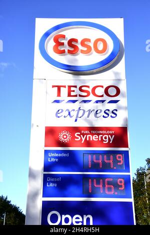 Preisschild einer Tesco-Tankstelle in Ardwick, Manchester, Großbritannien, 4. November 2021: Bleifreies Benzin 144.9. Der Preis ist in 17 Monaten um 45% gestiegen. Stockfoto