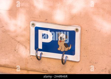 Ein grafisches Signal zeigt an, an welchen Ort Hunde gebunden werden müssen, um sie nicht zu lockern oder an einen Ort zu gelangen, an dem der Zugang zu Haustieren eingeschränkt ist Stockfoto