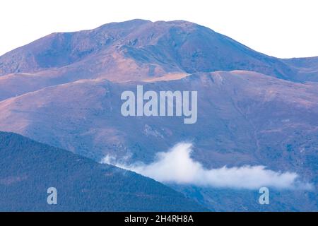 Aufräumen des Sturms auf dem Gipfel des Puigmal (Gipfel). Berg Queralbs, Vall de Núria (Nuria-Tal) El Ripollès, Girona, Katalonien, Spanien. Europa. Stockfoto