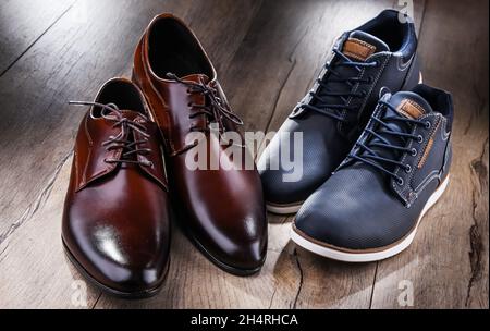 Komposition mit zwei Paar Herrenschuhen. Stockfoto