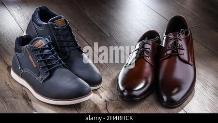 Komposition mit zwei Paar Herrenschuhen. Stockfoto