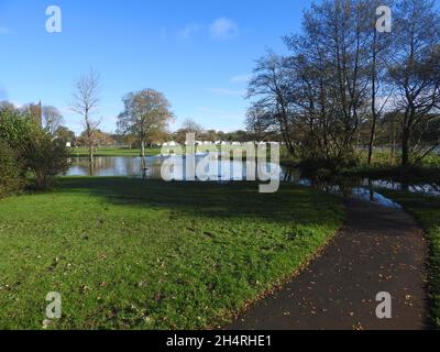 Überschwemmung am Carlingwark Loch, Castle-Douglas, (Caistal Dhùghlais in Gälisch) Dumfries & Galloway, Schottland dringt in den Park am Lochside ein - November 2021. Die Stadt wurde 1792 von William Douglas mit Geld gegründet, das in „The American Trades“ (Sklaverei?) . Die Stadt war einst für handgewebte Baumwolle bekannt. Viele historische Artefakte wurden aus dem loch geborgen Stockfoto