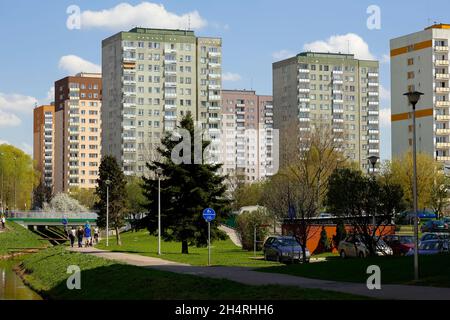 Warschau, Polen - 14. April 2018: Mehrfamilienhäuser, die aus großen Betonfertigteilen gebaut wurden. Dies ist Teil eines der Stadtteile Stockfoto