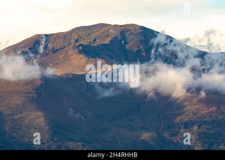 Aufräumen des Sturms auf dem Gipfel des Puigmal (Gipfel). Berg Queralbs, Vall de Núria (Nuria-Tal) El Ripollès, Girona, Katalonien, Spanien. Europa. Stockfoto