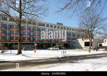 Zakopane, Polen - 22. März 2018: In einem großen Gebäude befindet sich ein Erholungszentrum, vor dem sich ein großer Parkplatz, aber nur wenige Autos befinden Stockfoto