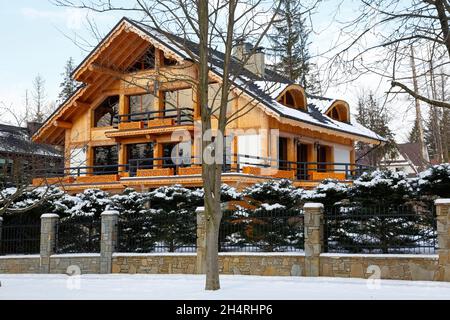 Zakopane, Polen - 21. März 2018: Modernes Design, das auf Elementen des traditionellen Designs der Region basiert, ist ein Musterstück der Architektur dieses Großraums Stockfoto