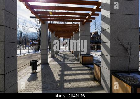 Zakopane, Polen - 10. März 2015: Eine neue Pergola aus Stein auf dem Unabhängigkeitsplatz wurde zusammen mit der Modernisierung des Platzes Complet geschaffen Stockfoto